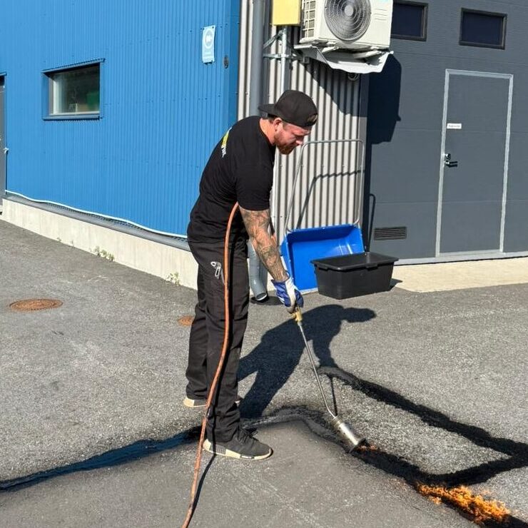 Asfalttihalkeamien tiivistystyöt kumibitumilla hinta
